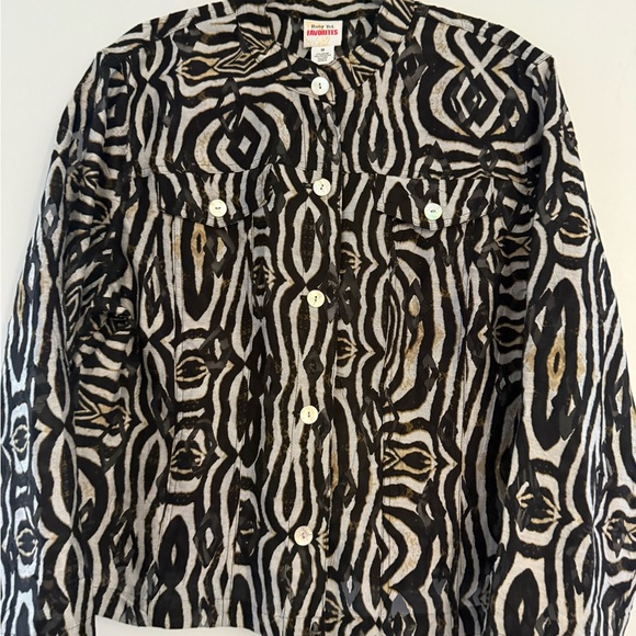 Ruby Rd. Black and Cream Abstract Print Crop Top - Picture 4 of 10